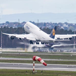 Eine Passagiermaschine der Lufthansa vom Typ Boeing-747 startet vom Flughafen Frankfurt. Am kommenden Montag (27.03.) drohen in ganz Deutschland flächendeckende Streiks. Davon betroffen ist auch der Flugverkehr. Foto: Boris Roessler/dpa +++ dpa-Bildfunk +++