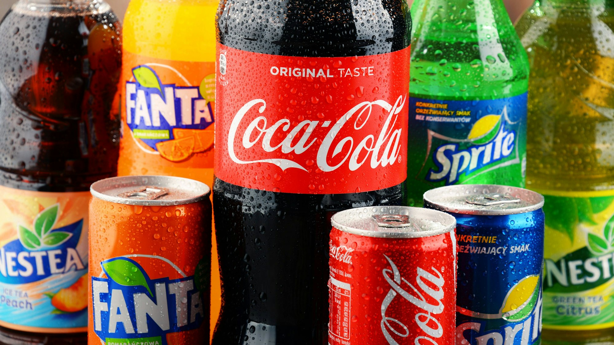 Auf einem Tisch sind diverse Getränke aufgestellt, darunter Coca-Cola, Fanta, Sprite und Nestea. (Symbolbild)