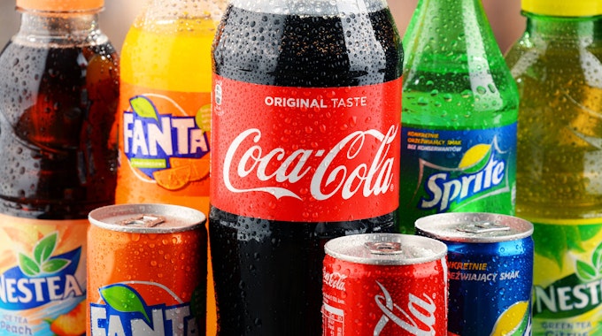 Auf einem Tisch sind diverse Getränke aufgestellt, darunter Coca-Cola, Fanta, Sprite und Nestea. (Symbolbild)