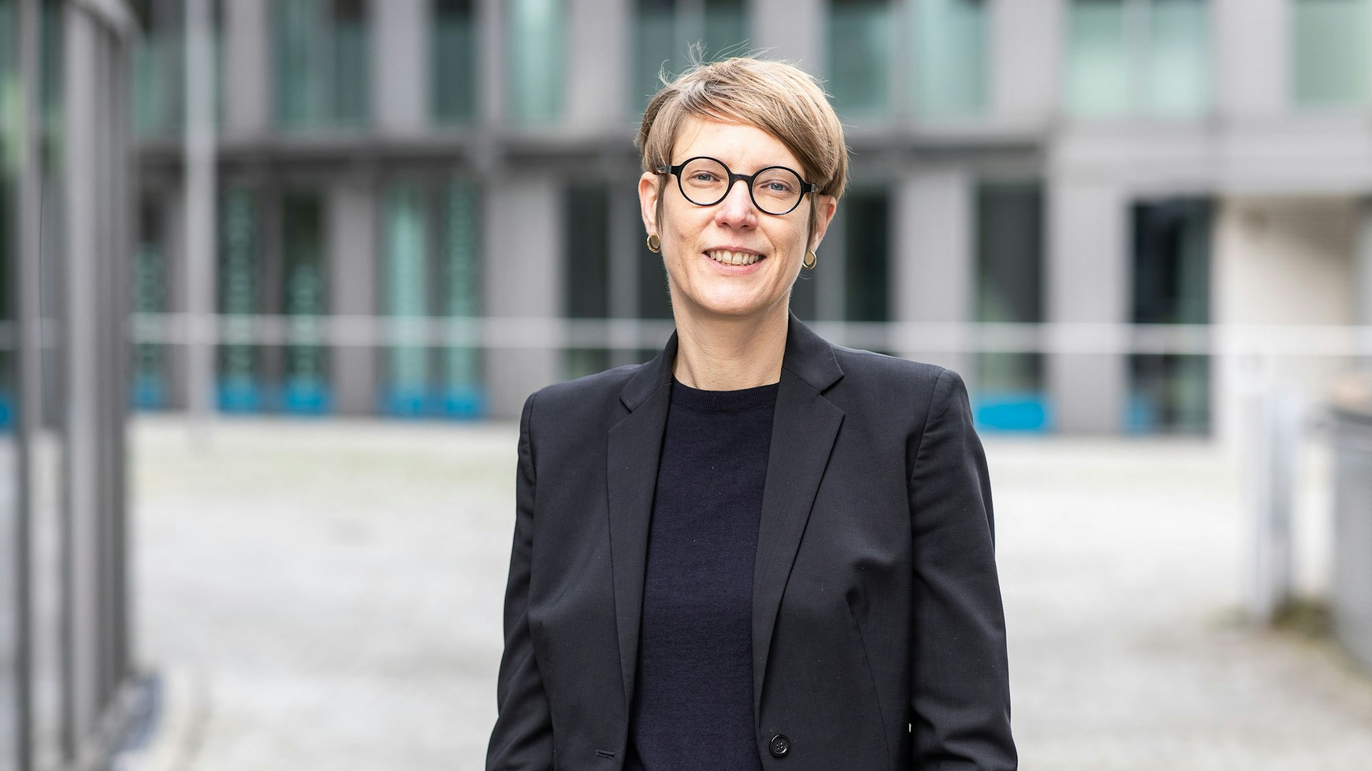 Grünen-Chefin Katja Trompeter lächelt in die Kamera.