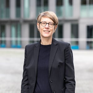 Grünen-Chefin Katja Trompeter lächelt in die Kamera.