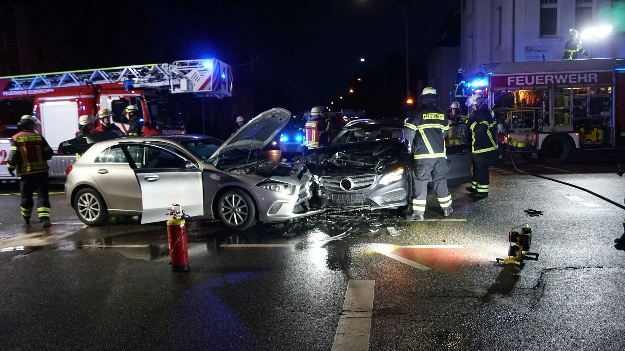 Zwei beschädigte Autos stehen nach einem Unfall auf einer Kreuzung in Euskirchen.