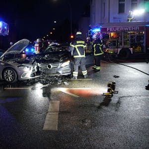 Zwei beschädigte Autos stehen nach einem Unfall auf einer Kreuzung in Euskirchen.