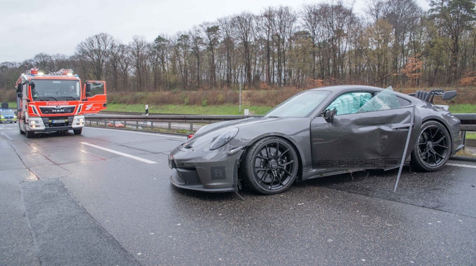 Bei einem Unfall auf der A4 bei Refrath ist ein Porsche in die Leitplanke gekracht. Ein Rettungshubschrauber wurde angefordert.