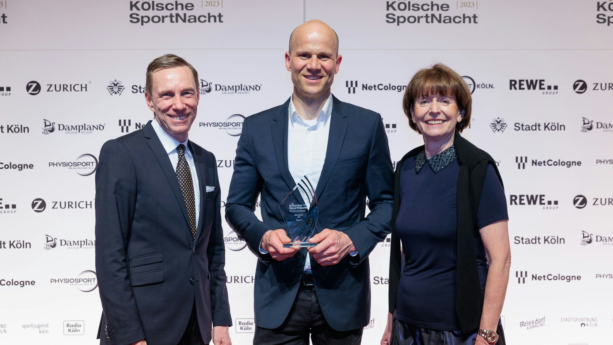 Kölns Sportler 2022: Max Hoff mit Oberbürgermeisterin Henriette Reker und André Schloemer (NetCologne)