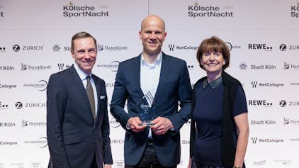 Kölns Sportler 2022: Max Hoff mit Oberbürgermeisterin Henriette Reker und André Schloemer (NetCologne)