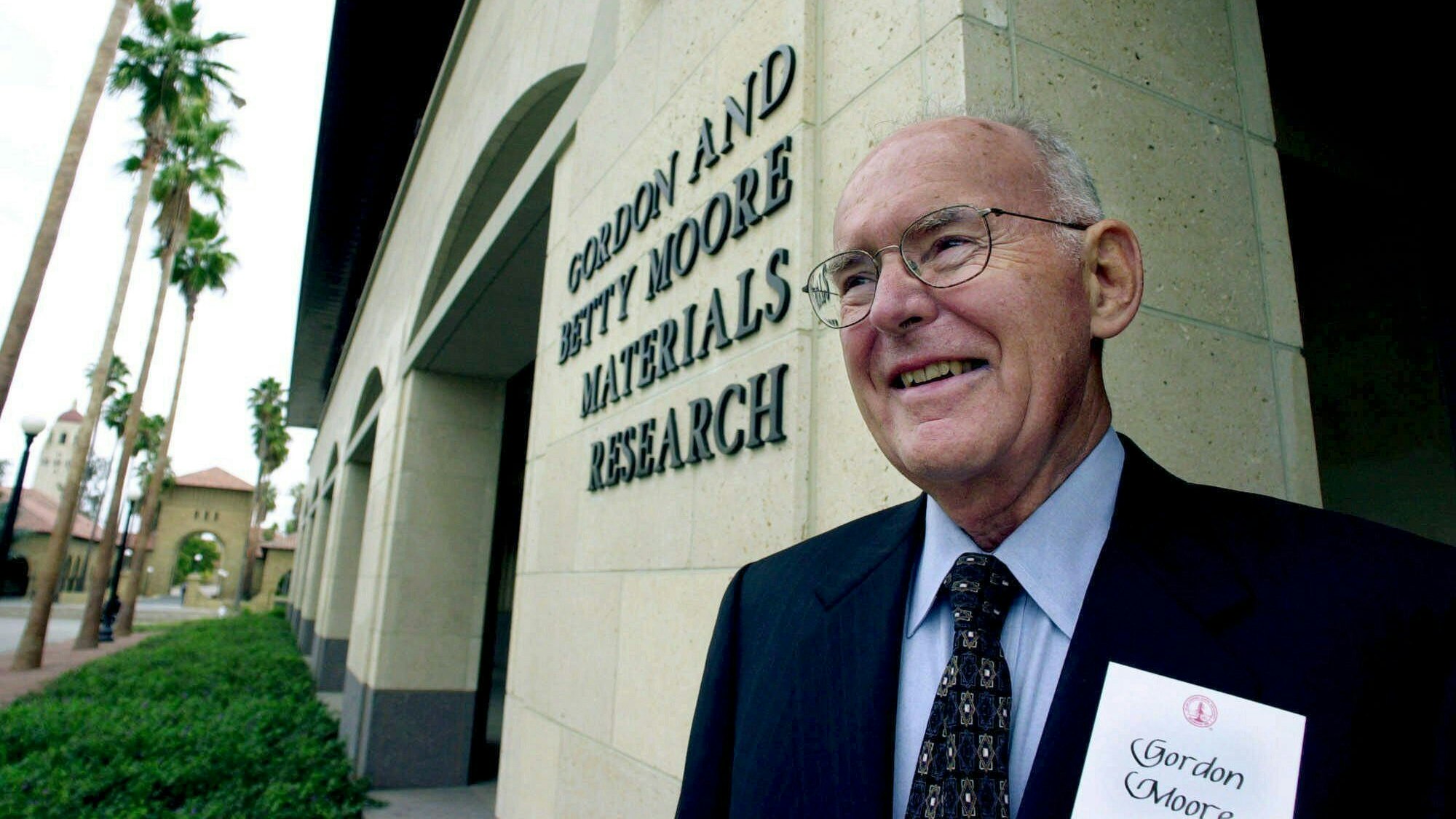 Gordon Moore, Gründer und emeritierter Vorsitzender der Intel Corp., lächelt während der Einweihung des neuen Gordon und Betty Moore Material Research Gebäudes an der Stanford University im Jahr 2000.