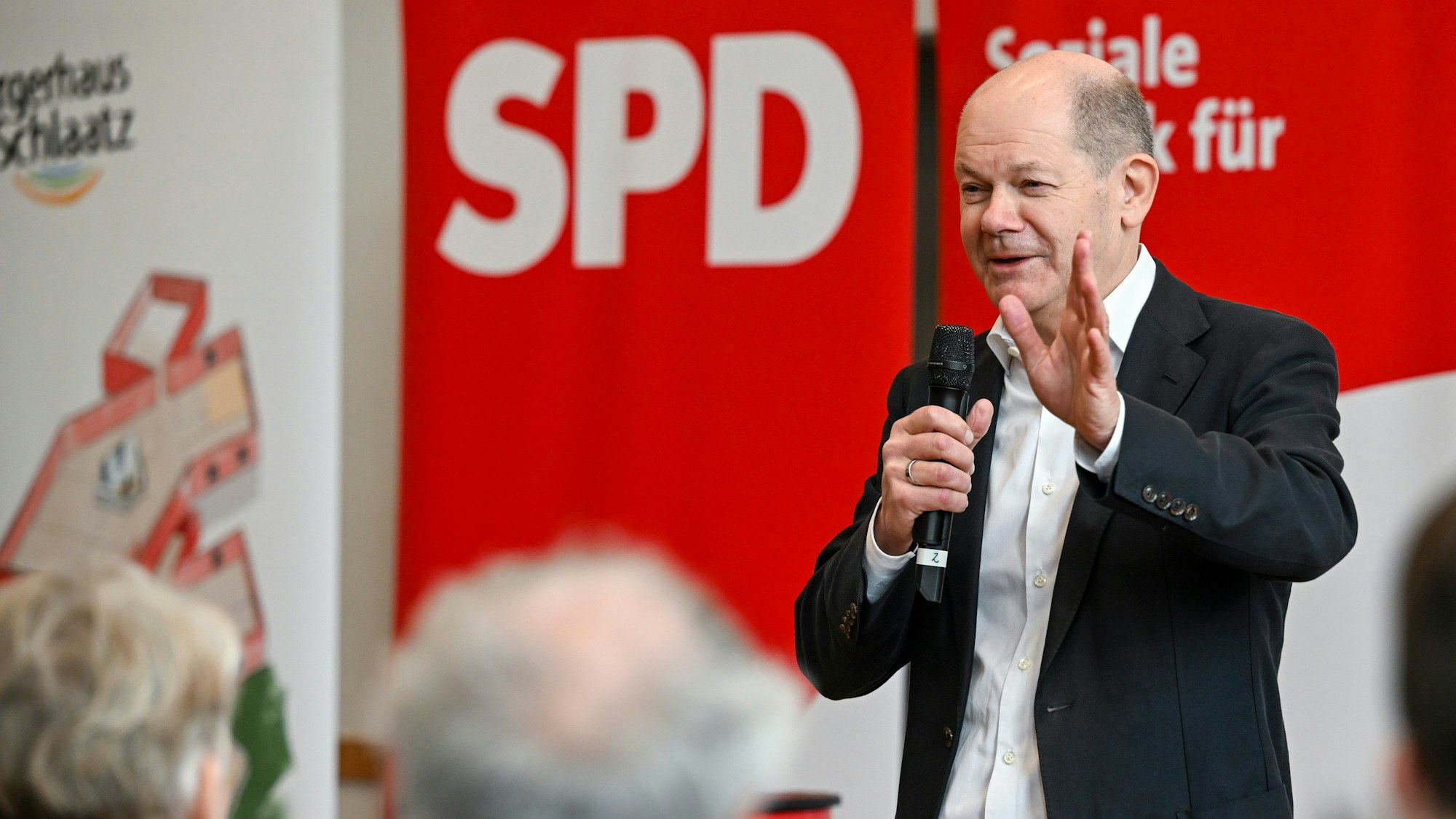 Bundeskanzler Olaf Scholz (SPD) nimmt an einem Bürgergespräch im Bürgerhaus am Schlaatz teil.