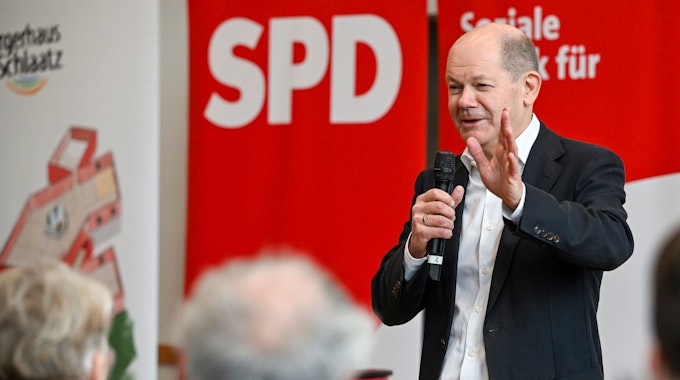 Bundeskanzler Olaf Scholz (SPD) nimmt an einem Bürgergespräch im Bürgerhaus am Schlaatz teil.&nbsp;