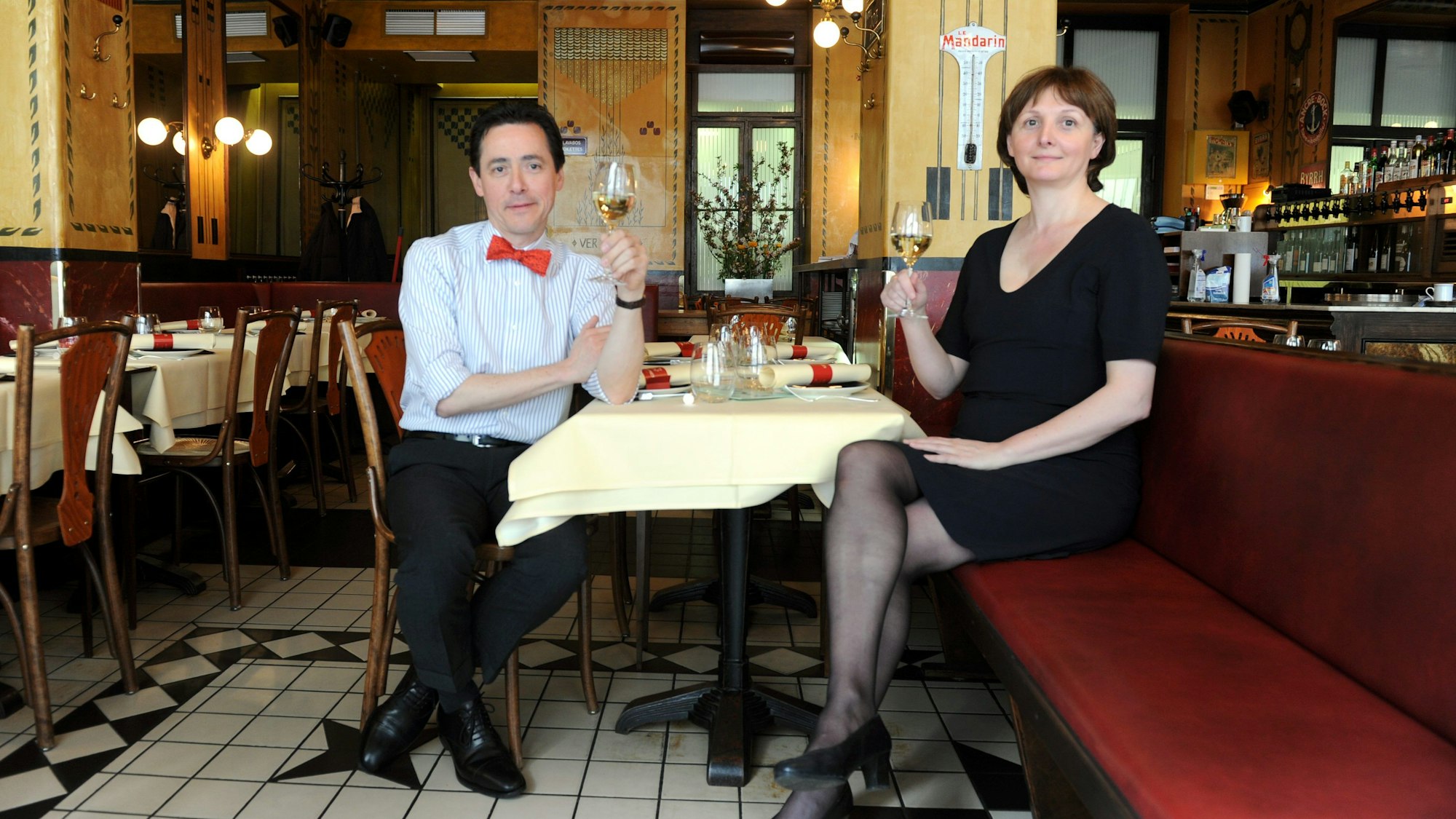 Vincent und Liliane Moissonnier sitzen an einem Tisch in ihrem Restaurant.