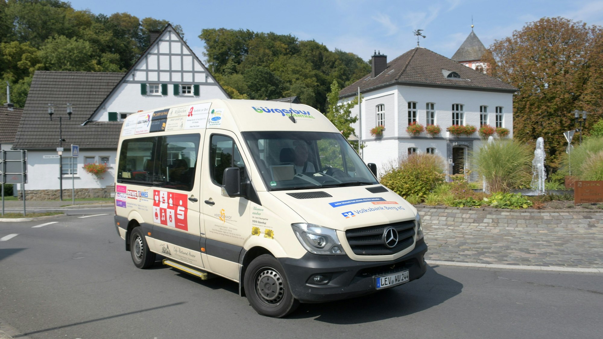 Der Bürgerbus Odenthal vor dem Odenthaler Rathaus.