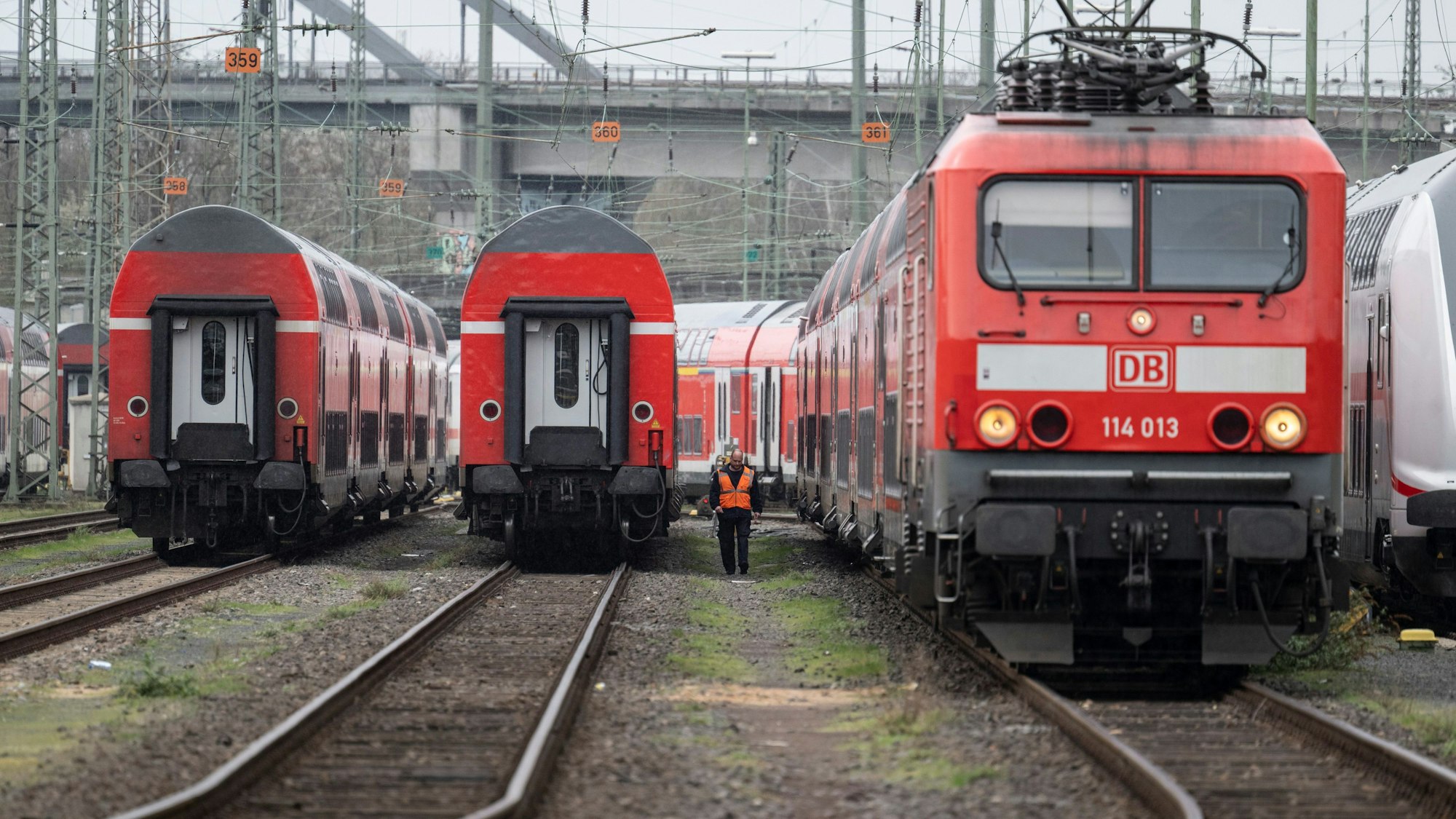 ARCHIV - 23.03.2023, Hessen, Frankfurt/Main: Züge der Deutschen Bahn stehen auf einem Abstellgleis am Hauptbahnhof in Frankfurt.