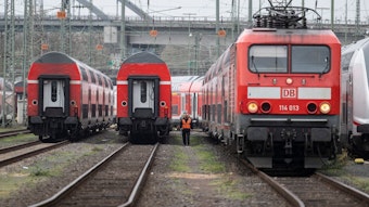 ARCHIV - 23.03.2023, Hessen, Frankfurt/Main: Züge der Deutschen Bahn stehen auf einem Abstellgleis am Hauptbahnhof in Frankfurt.