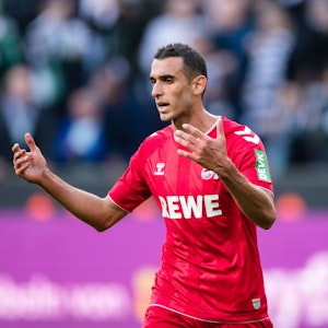 Kölns Ellyes Skhiri reagiert nach dem Gegentor zum 5:2 von Borussia Mönchengladbach.
