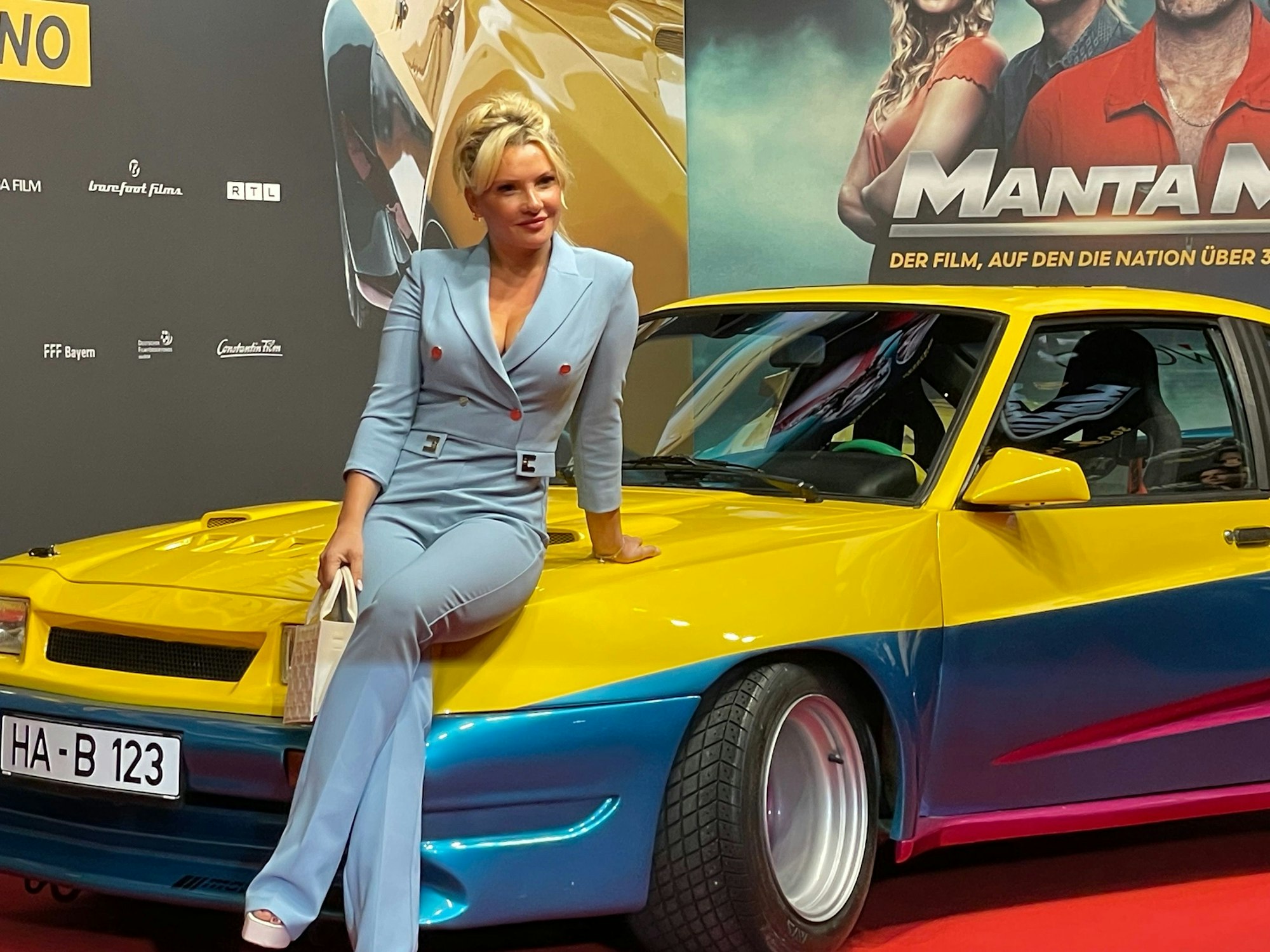 Evelyn Burdecki machte es sich bei der Weltpremiere von „Manta, Manta – zwoter Teil“ auf einem der Kult-Autos gemütlich.