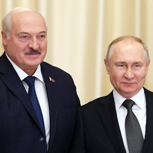 Der belarussische Machthaber Alexander Lukaschenko bei einem Treffen mit Russlands Präsident Wladimir Putin.