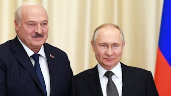 Dieses von der staatlichen russischen Nachrichtenagentur Sputnik via AP veröffentlichte Foto zeigt Wladimir Putin (r), Präsident von Russland, und  Alexander Lukaschenko, Präsident von Belarus, vor ihren Gesprächen in der staatlichen Residenz Nowo-Ogarjowo außerhalb von Moskau.