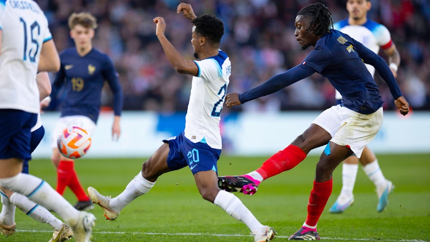 Manu Koné schießt im U21-Länderspiel von Frankreich gegen England am 25. März 2023 auf das Tor. Die französische Auswahl unterlag den Engländern beim Spiel in Leicester mit 0:4.