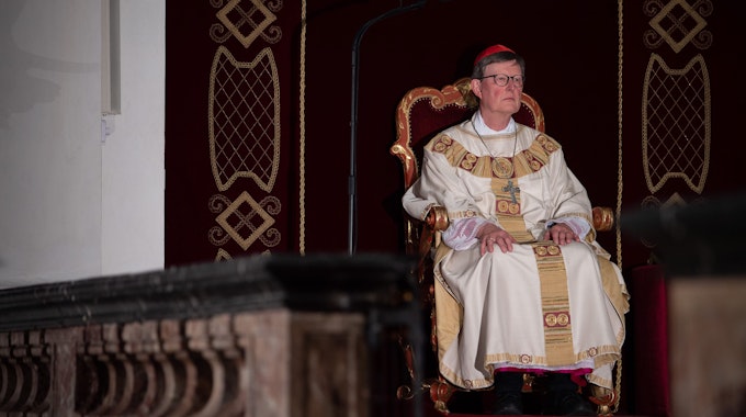 Kardinal Rainer Woelki sitzt während eines Gottesdienstes im Dom zu Fulda während der Herbstvollversammlung der Deutschen Bischofskonferenz 2022 auf einem barocken Stuhl.&nbsp;