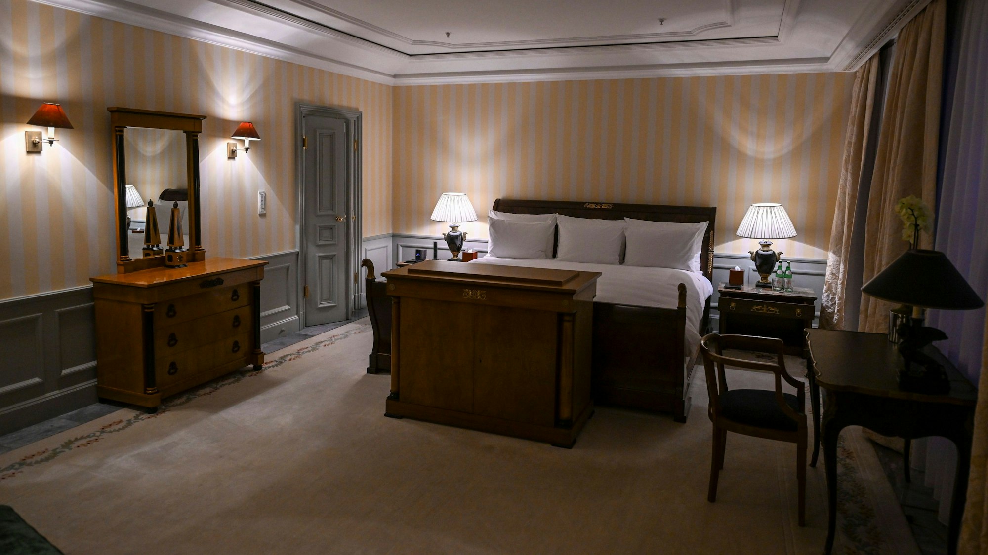 Das Bett im Schlafzimmer der Royal Suite im Hotel Adlon hat King Size Übergröße und einen Ausblick auf das Brandenburger Tor. Zu manchen Details eines königlichen Besuchs wird traditionell geschwiegen. Insidern zufolge wird König Charles III. wohl dort unterkommen, wo bereits seine Mutter Queen Elizabeth II. zu Gast war.