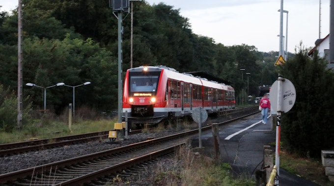 Die RB 25 am Bahnhof in Rösrath.