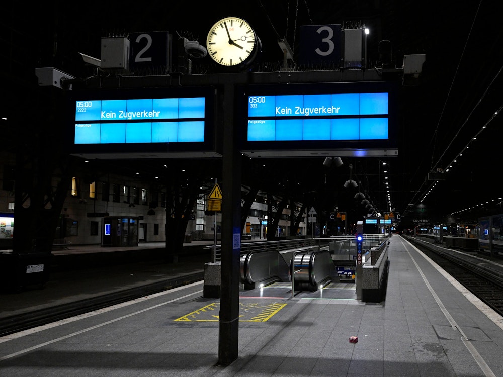 Eine Anzeigetafel der Deutschen Bahn im Kölner Hauptbahnhof zeigt den Fahrgästen an, dass heute kein Zugverkehr zu erwarten ist. Mit einem groß angelegten bundesweiten Warnstreik haben die Gewerkschaften EVG und Verdi am Montag weite Teile des öffentlichen Verkehrs lahmgelegt.