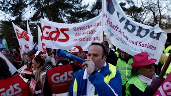 Mitglieder verschiedener Berufsgruppen demonstrieren bei einer Protestaktion der Dienstleistungsgewerkschaft Verdi vor dem Kongresshotel vor Beginn der dritten Runde der Tarifverhandlungen im öffentlichen Dienst.