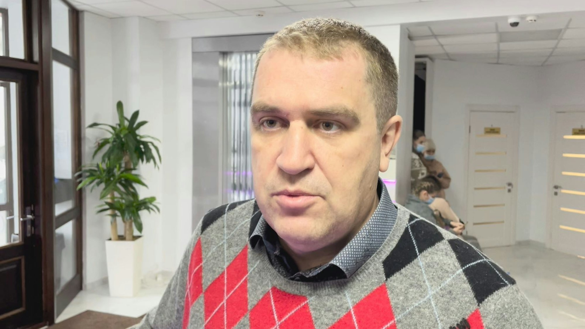 Albert Tochilovsky steht in seiner Klinik in Kiew