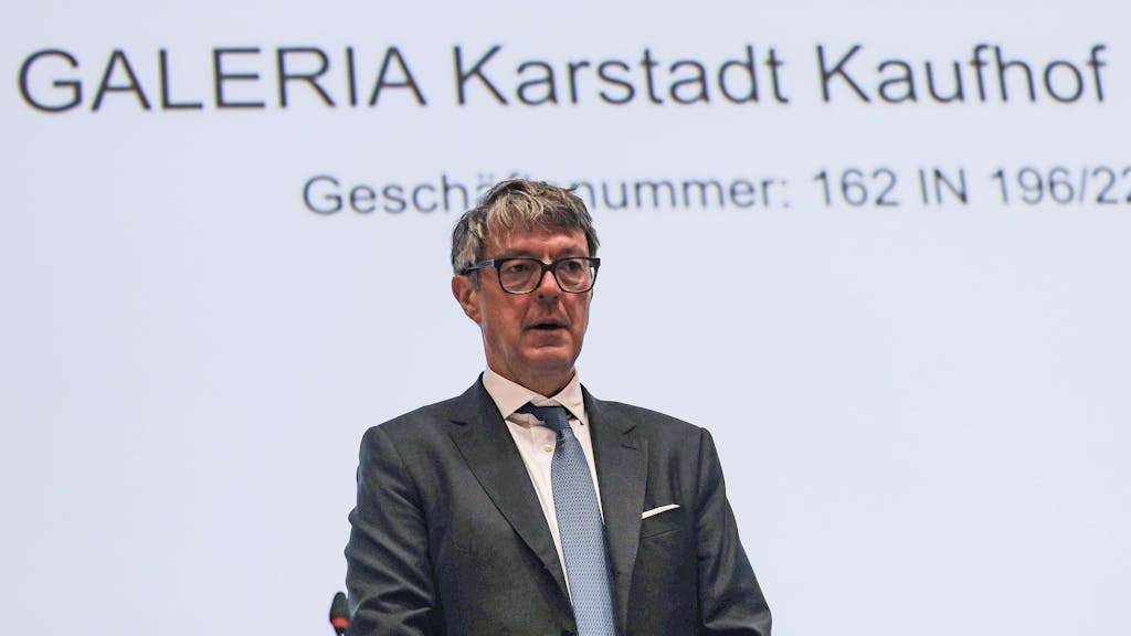 Insolvenzverwalter Arndt Geiwitz steht am 27. März 2023 bei der Gläubigerversammlung von Galeria Karstadt Kaufhof auf dem Podium.