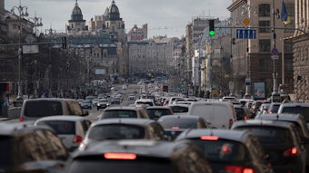 Dichter Verkehr drängt sich in der Chreschtschatyk-Straße in Kiew.