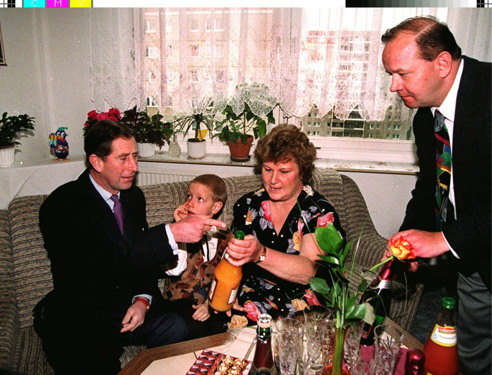 Ikonisches Foto in Berlin 1995: Der britische Thronfolger Prinz Charles entscheidet sich am Montag nachmittag für ein Glas Rotkäppchen-Sekt, das ihm sein Gastgeber Herbert Kunz in seiner Wohnung in Berlin Hellersdorf anbietet.