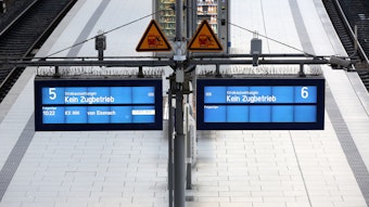 Leere Bahnsteige und Anzeigetafeln mit der Aufschrift „Kein Zugverkehr“ sind an einem Bahnhof zu sehen.