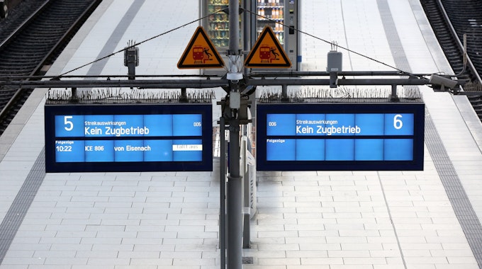 Leere Bahnsteige und Anzeigetafeln mit der Aufschrift „Kein Zugverkehr“ sind an einem Bahnhof zu sehen.