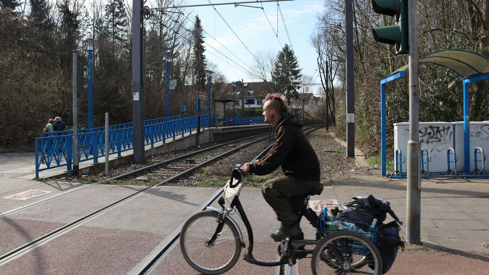 Ein Radfahrer fährt über den Bahnsteig, der verlängert werden soll.