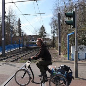 Ein Radfahrer fährt über den Bahnsteig, der verlängert werden soll.&nbsp;