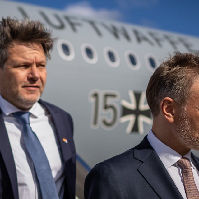 Rotterdam: Robert Habeck (Bündnis 90/Die Grünen, l.) und Christian Lindner (FDP) kommen zu den deutsch-niederländischen Regierungskonsultationen.