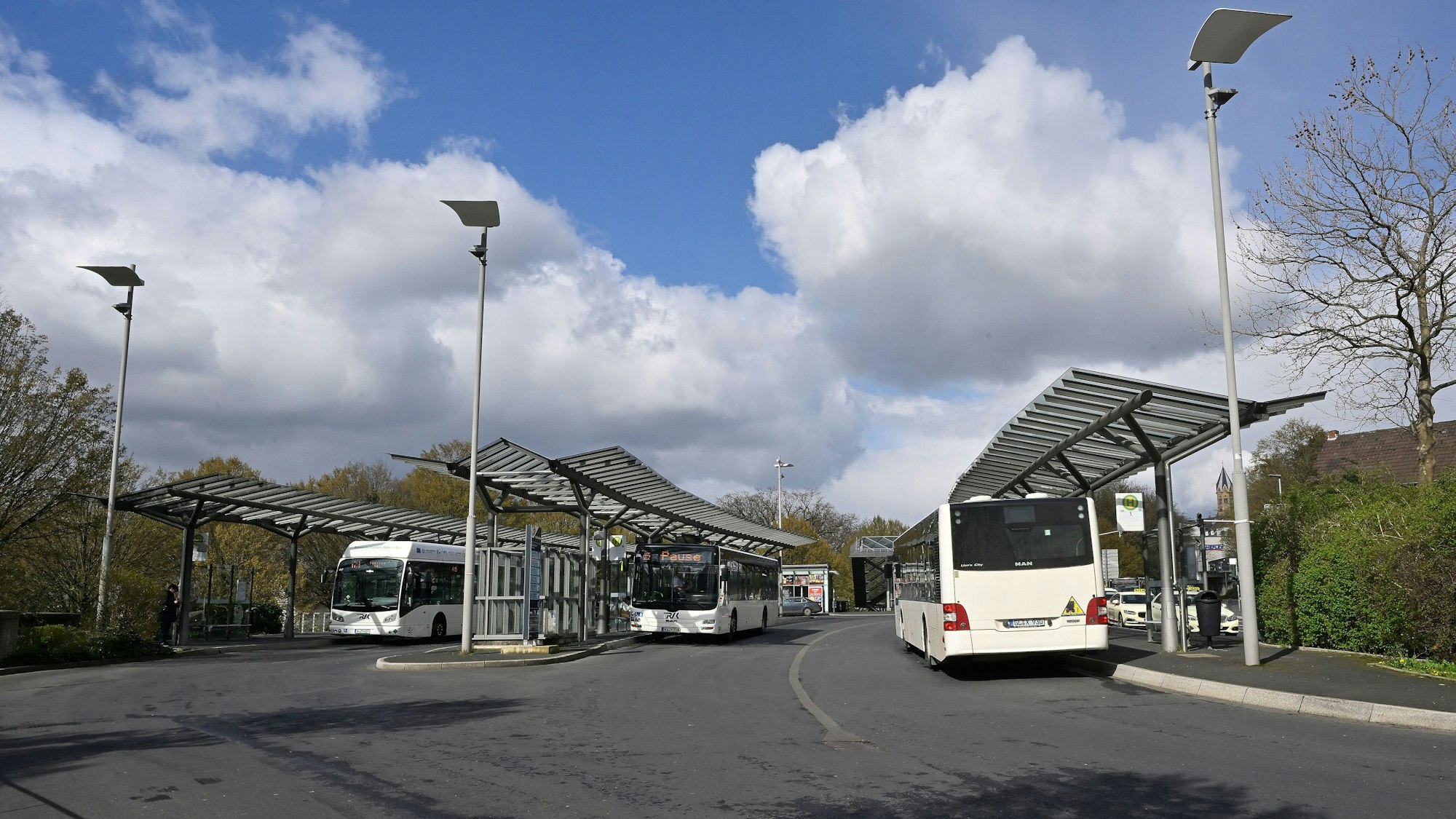 Busse stehen am Bahnhof in Bensberg.