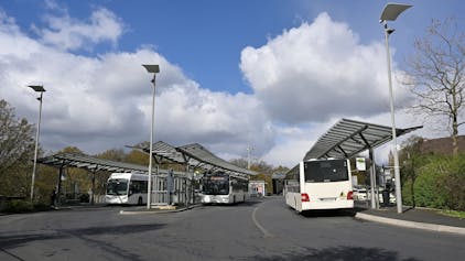 Busse stehen am Bahnhof in Bensberg.