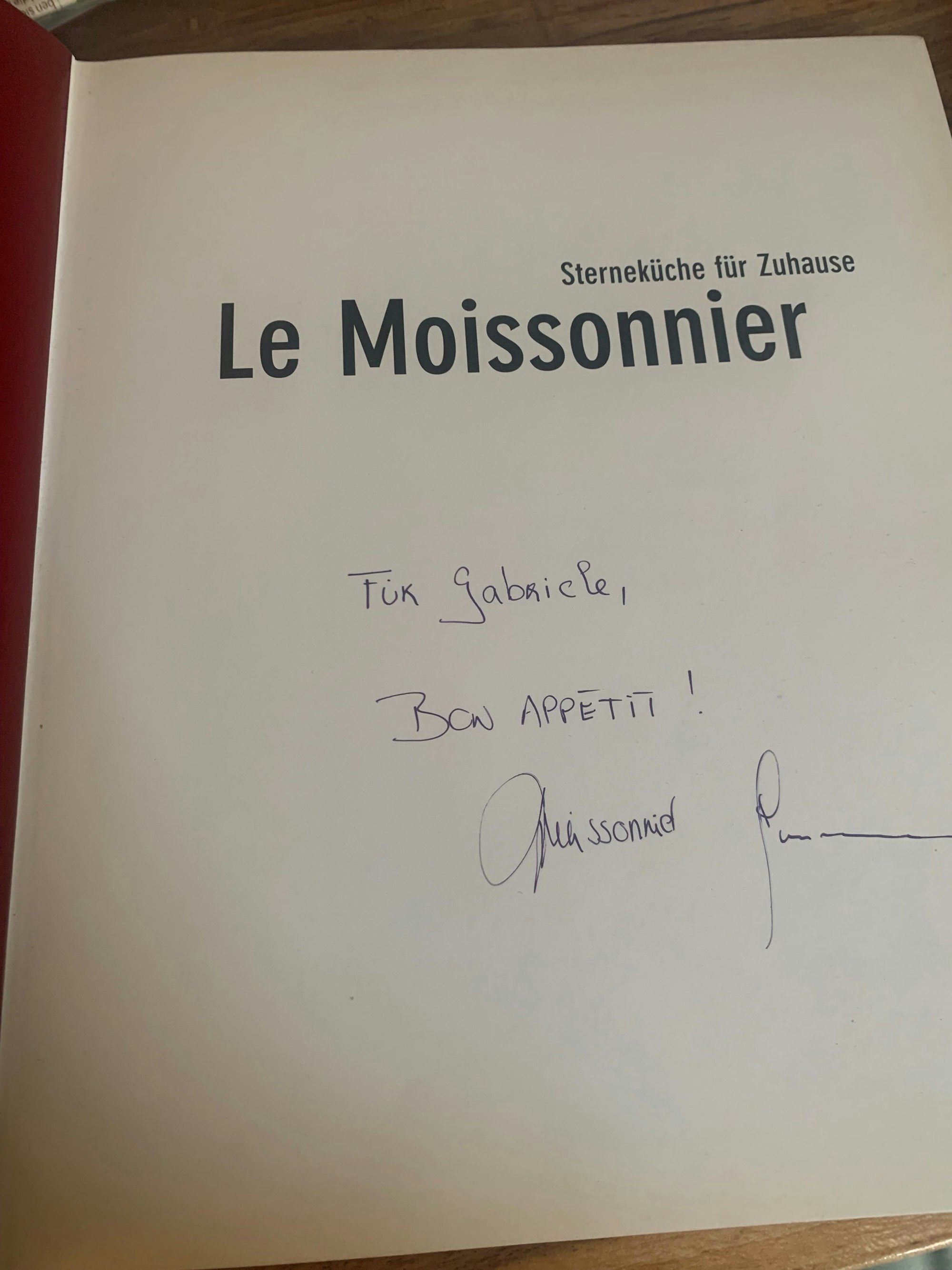 Gabriella Christ ließ das Buch „Le Moissonnier - Sterneküche für Zuhause“ signieren.