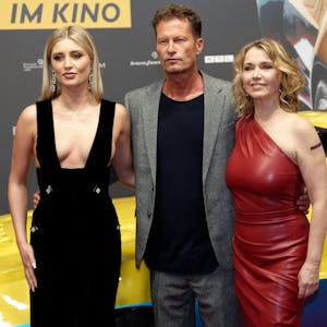 Die Schauspieler Luna Schweiger (l), Till Schweiger (M) und Tina Ruland (r) kommen zu Premiere des Films „Manta Manta Zwoter Teil“ in den Kölner Cinedom.