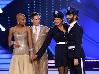 Sally Özcan (2.v.r.) und Massimo Sinató sowie Sharon Battiste (l.) und Christian Polanc während der Entscheidung in „Let’s Dance“-Show 5.