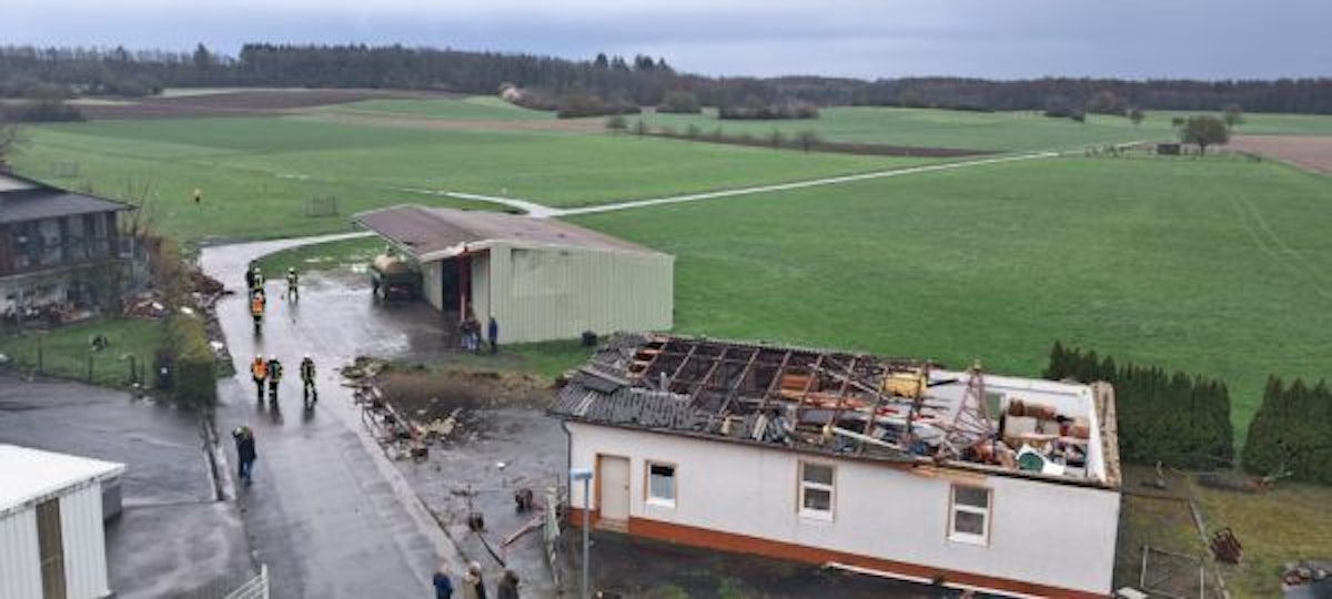 Mehrere Dächer im hessischen Dorf Annerod wurden offenbar von einem Tornado abgedeckt.