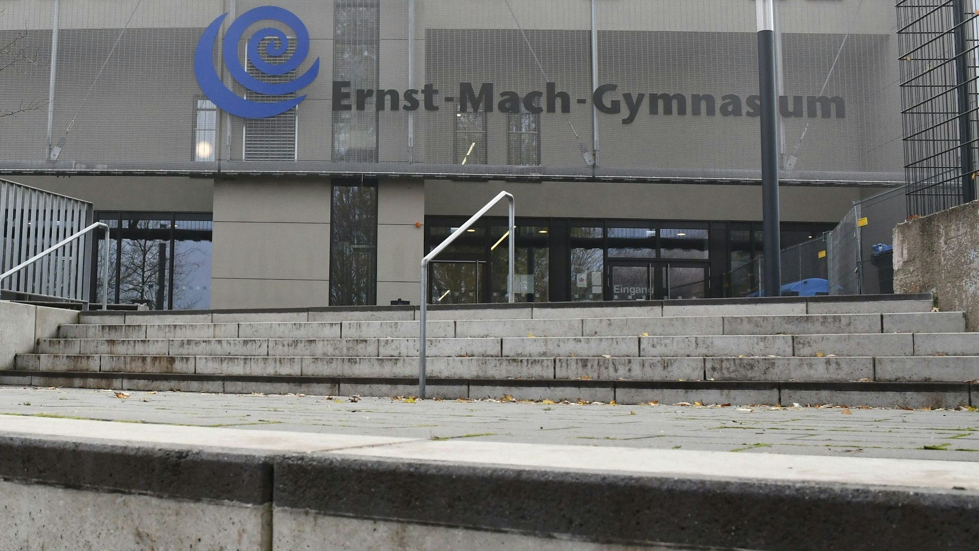 Das Bild zeigt eine Außenansicht vom Ernst-Mach-Gymnasium.