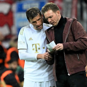 Thomas Müller und Julian Nagelsmann beim letzten gemeinsamen Spiel beim FC Bayern in Leverkusen im Taktik-Gespräch.