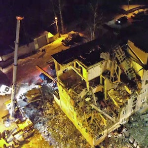 Die Aufnahme aus einem Video zeigt ein in Folge einer Gas-Explosion eingestürztes Haus in der russischen Stadt Jefremow am 8. Februar 2023.