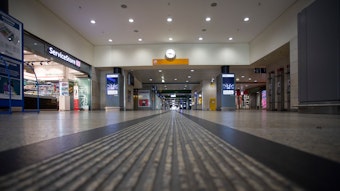Menschenleer ist der Kölner Hauptbahnhof am Tag des Streiks am Montag.