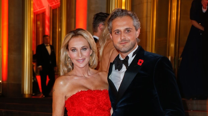 Fernsehmoderatorin Caroline Beil und Mann Philipp Sattler stehen beim 25. Leipziger Opernball auf dem Roten Teppich. Beil trägt ein rotes Kleid, das ohne Träger an den Schultern auskommt.