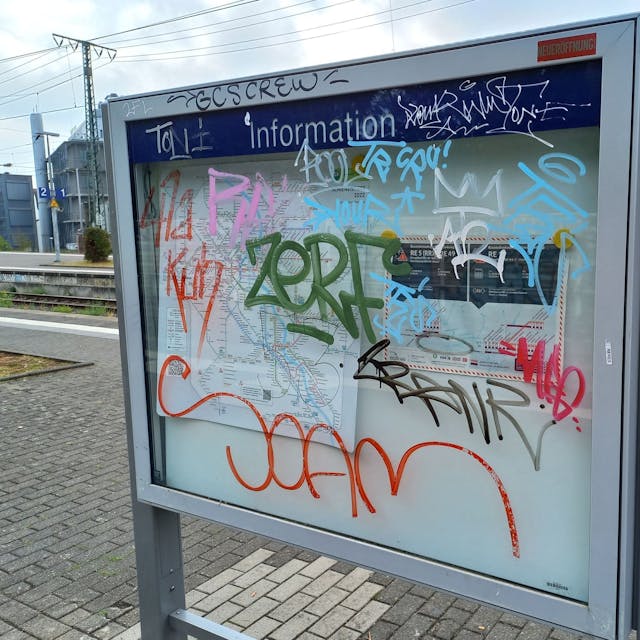 Mangelhaft: eine beschädigte Vitrine an der Station Köln Süd