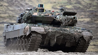 Ein Leopard 2A6 des Panzerbataillon 203 der Bundeswehr fahren über den Truppenübungsplatz Senne.