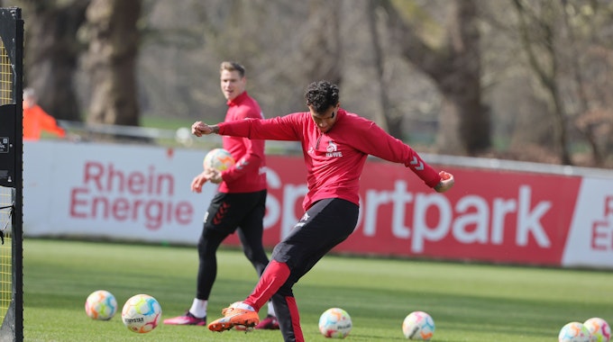 Stürmer Davie Selke vom 1. FC Köln schießt im Training am Geißbockheim.